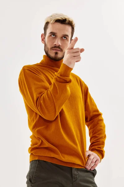 Man in modieuze kleding levensstijl moderne stijl handgebaar — Stockfoto