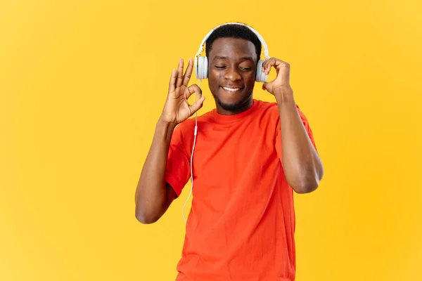 Homem em fones de ouvido emoções corte vista fio fundo música — Fotografia de Stock