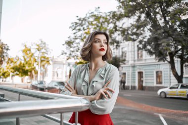 Sarışın, sokak modasına uygun yaz