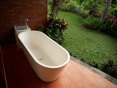 Beyaz banyo tasarım odası. Yerdeki kahverengi fayanslar. Temiz hava.