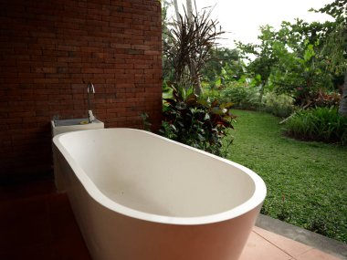 banyo iç mimarisi doğayla uyum içinde egzotik tropikal manzarayla