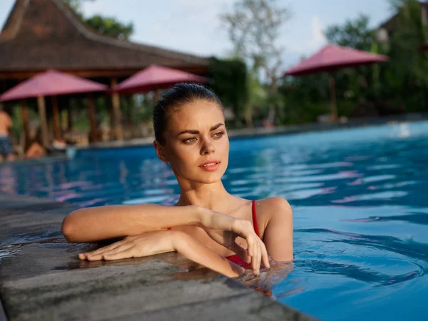 Donna in piscina vacanza hotel di lusso natura tropici — Foto Stock
