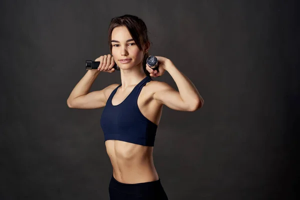 Perempuan dalam seragam olahraga dengan latihan dumbbells kebugaran motivasi — Stok Foto