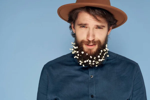 El hombre alegre en el sombrero con la camisa las flores de la moda en la barba el estilo moderno —  Fotos de Stock