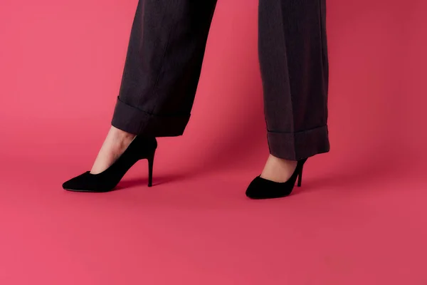 Scarpe donna posa ritagliato vista isolato sfondo moda — Foto Stock