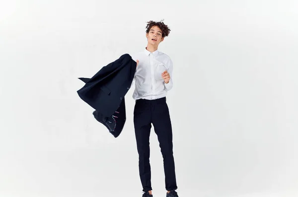 Eccentrico ragazzo in abito blazer mostrando moda fiducia in se stessi — Foto Stock
