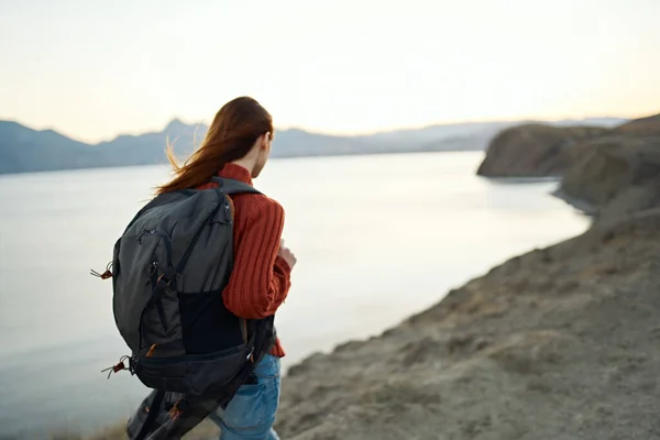 Giovane Donna Con Zaino Riva Mare Montagna Sulla Natura Foto — Foto Stock