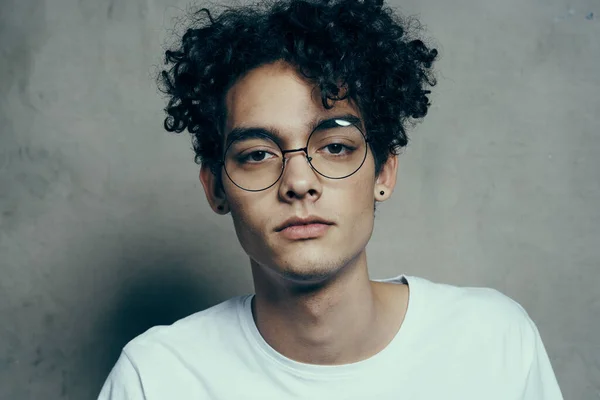 Mann mit lockigem Haar beschnitten Optik Brille Modestudio — Stockfoto