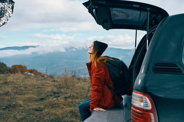 Женщина Туристка Рюкзаком Сидит Багажнике Автомобиля Горах Осенью Природе Высокое — стоковое фото