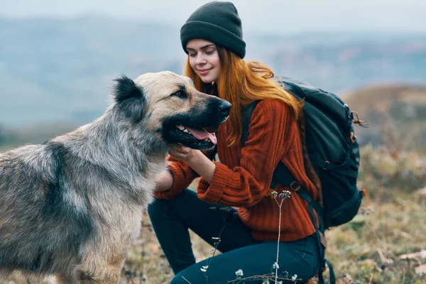 Dağlarda Kadın Yürüyüşçüyüm Köpeğin Yanında — Stok fotoğraf