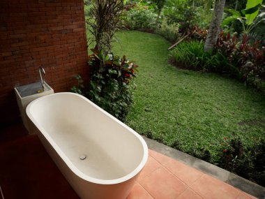 Beyaz banyo iç mekan dış mekan.