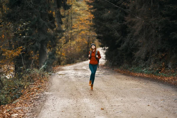 Mujer Enérgica Corriendo Largo Carretera Con Mochila Bosque Otoño Foto — Foto de Stock