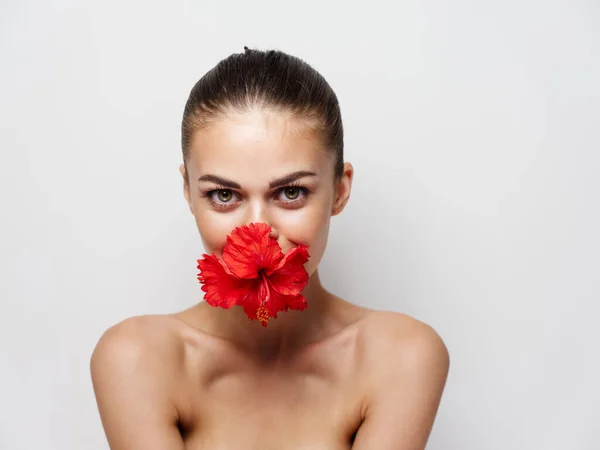 Kobieta Czerwonym Kwiatem Ustach Wysokiej Jakości Zdjęcie — Zdjęcie stockowe