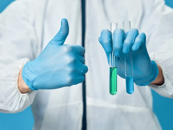 Аналізує карантинні дослідження лабораторних синіх рукавичок — стокове фото