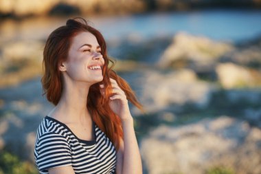 # Dağlarda romantik bir kadın # # Çizgili bir tişörtle #