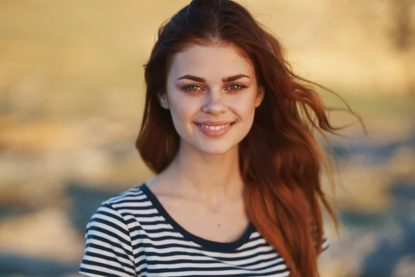 Mulher feliz em t-shirt listrada ao ar livre sorrindo — Fotografia de Stock