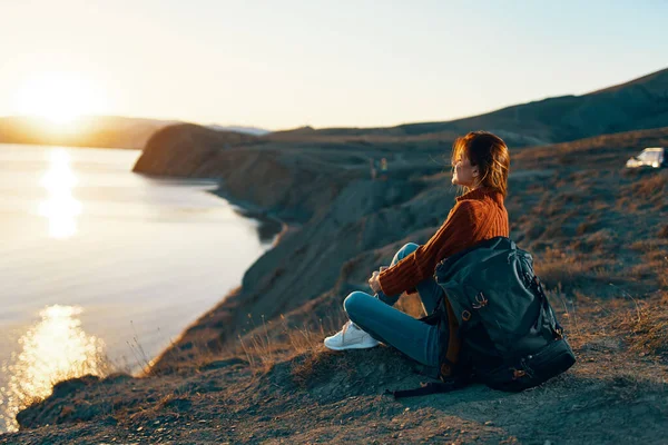 Жінка-турист, що сидить на землі милується природою пейзаж свіжого повітря — стокове фото