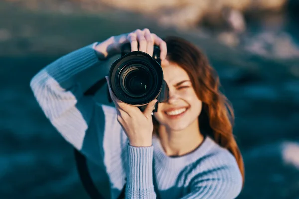 Güzel kadın fotoğrafçı doğa kayalık dağlar profesyonelliğe yakın. — Stok fotoğraf