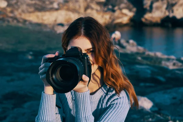 Donna fotografo natura rocciosa montagne avventura vacanza — Foto Stock