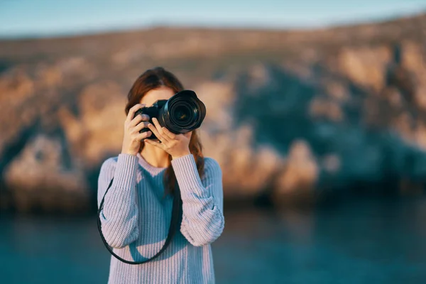 Женщина на открытом воздухе в горах держит камеру пейзаж свежий воздух — стоковое фото