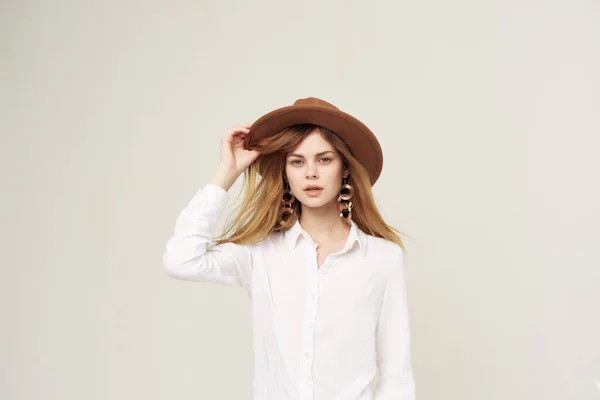 魅力的な女性を身に着けている帽子白いシャツライフスタイルのファッション贅沢ポーズ — ストック写真