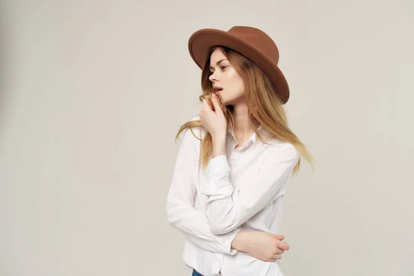 Atractiva mujer con sombrero decoración posando estilo moderno fondo de luz — Foto de Stock