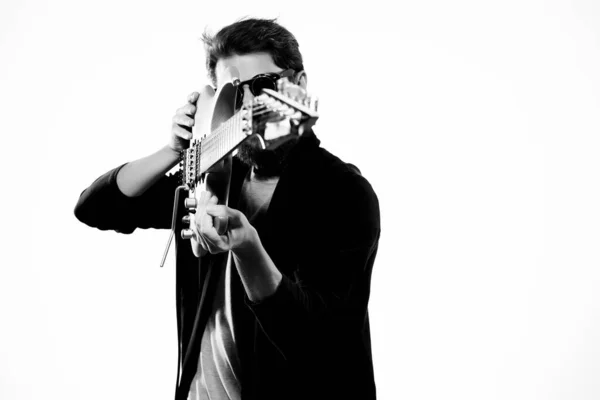 Um homem com uma guitarra em suas mãos música para a performance foto em preto e branco — Fotografia de Stock