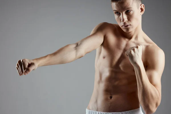 Boxer com um treinamento de tronco nu em um fundo cinza abs cubos no estômago Espaço Copiar — Fotografia de Stock
