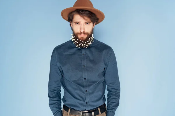 Homem bonito em chapéu com flores camisa azul na barba auto confiança moda — Fotografia de Stock