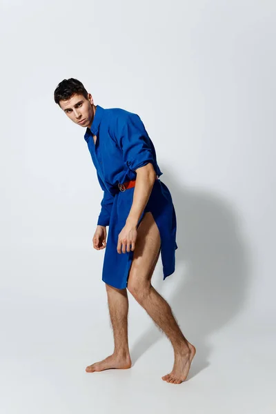 Homem no um azul vestido no um luz fundo gay modelo — Fotografia de Stock