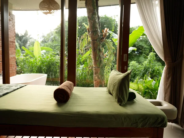室内设计窗帘室外房间新鲜空气自然景观枕头绿色床单 — 图库照片