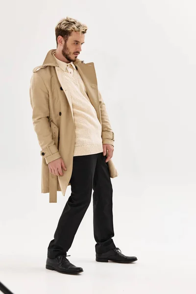 Homem de casaco estilo moderno outono roupas acessórios estilo de vida — Fotografia de Stock
