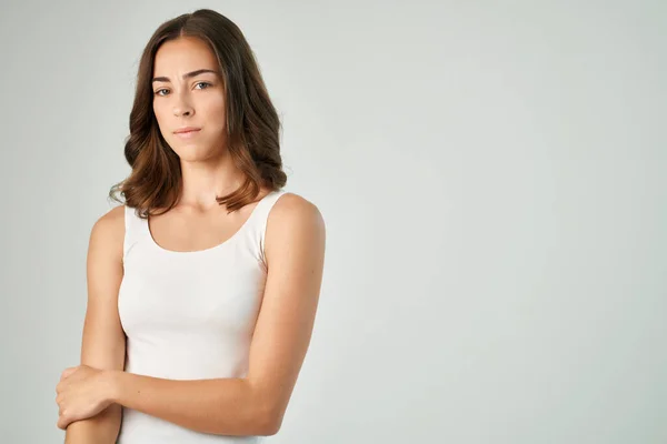 Γυναίκα σε λευκό t πουκάμισο συγκίνηση δυσαρέσκεια προσώπου στούντιο έκφρασης απομονωμένη φόντο — Φωτογραφία Αρχείου