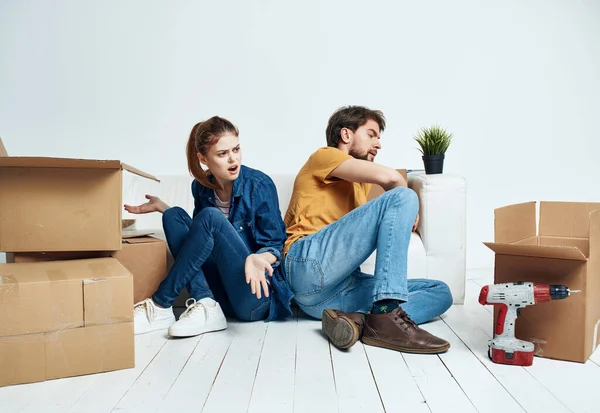 Σύζυγος και σύζυγος μεταφέρουν κουτιά με εργαλεία επισκευής houseworking — Φωτογραφία Αρχείου