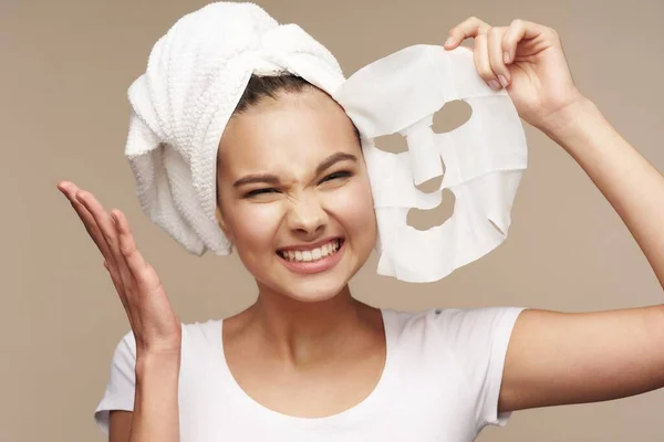 頭の上にタオルを被った陽気な女性はきれいな肌をマスクし — ストック写真