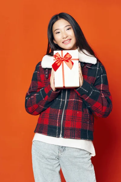 Гарна жінка в зимовому одязі подарунок в руках різдвяний свято — стокове фото