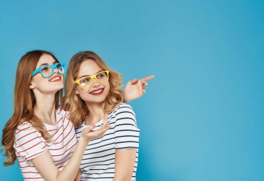 Çizgili tişörtlü iki güzel kadın arkadaşlık yaşam tarzı yaz mevsimi