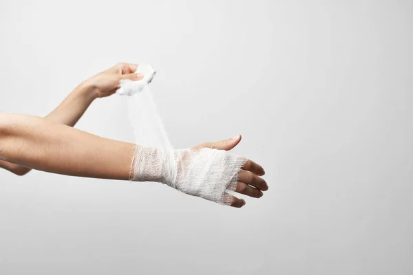 Vendado brazo hierba dolor tratamiento hospitalización —  Fotos de Stock