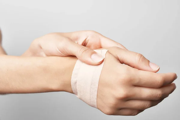 Kobiet rannych ramię bandaż problemy zdrowotne — Zdjęcie stockowe