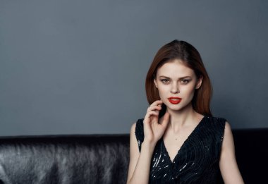 Siyah gece elbisesi içinde çekici bir kadın. Kırmızı dudaklar.