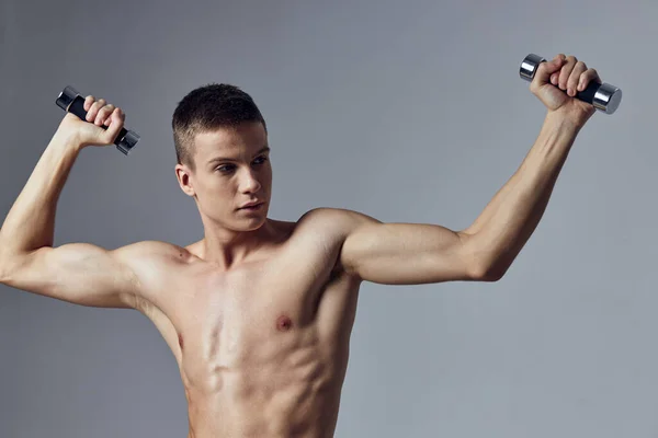 Спортсмен вправи з гантелями рука тренування м'язи — стокове фото