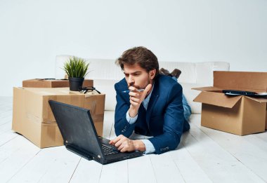 İş adamı ofis kutuları ve içi boş dizüstü bilgisayarlar.