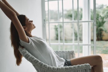 Evdeki kadın pencere kenarına yakın bir yerde tatil yapıyor.