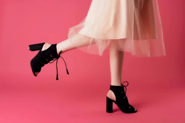 Žena v černé obuvi oříznutý pohled představovat módní glamor růžové pozadí — Stock fotografie