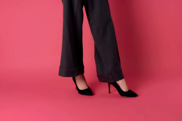 Scarpe donna posa ritagliato vista isolato sfondo moda — Foto Stock