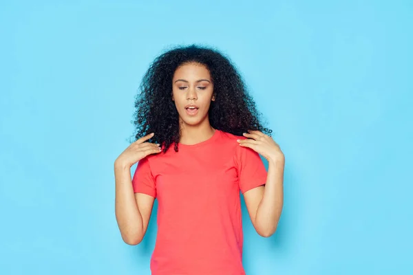 Vrouw met krullend haar in roze t-shirt emoties casual kleding Studio — Stockfoto