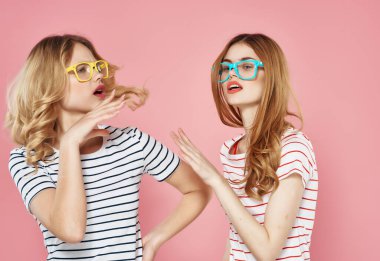 Renkli gözlüklü iki güzel kız arkadaş yaz eğlencesi.