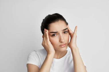 Baş ağrısı olan kadın sağlık sorunları, arka plan depresyonu migreni.