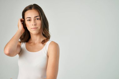 Beyaz atletli güzel esmer günlük yaşam tarzı pozu veriyor.