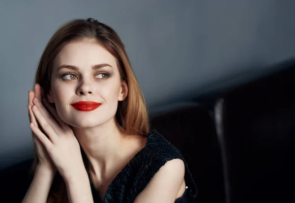 Aantrekkelijke vrouw in zwart avond jurk rode lippen glimlach bijgesneden uitzicht studio — Stockfoto